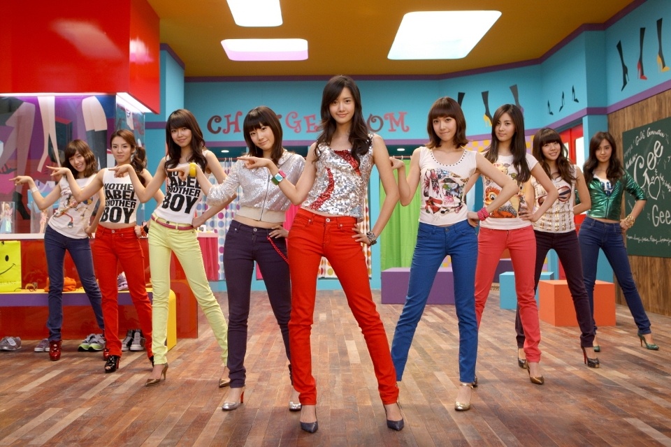 Trong quá trình quảng bá cho đĩa đơn Gee, nhóm thường xuất hiện với trang phục quần jeans và áo đơn màu nhằm nhấn mạnh sự trong sáng của nhóm cũng như của bài hát.