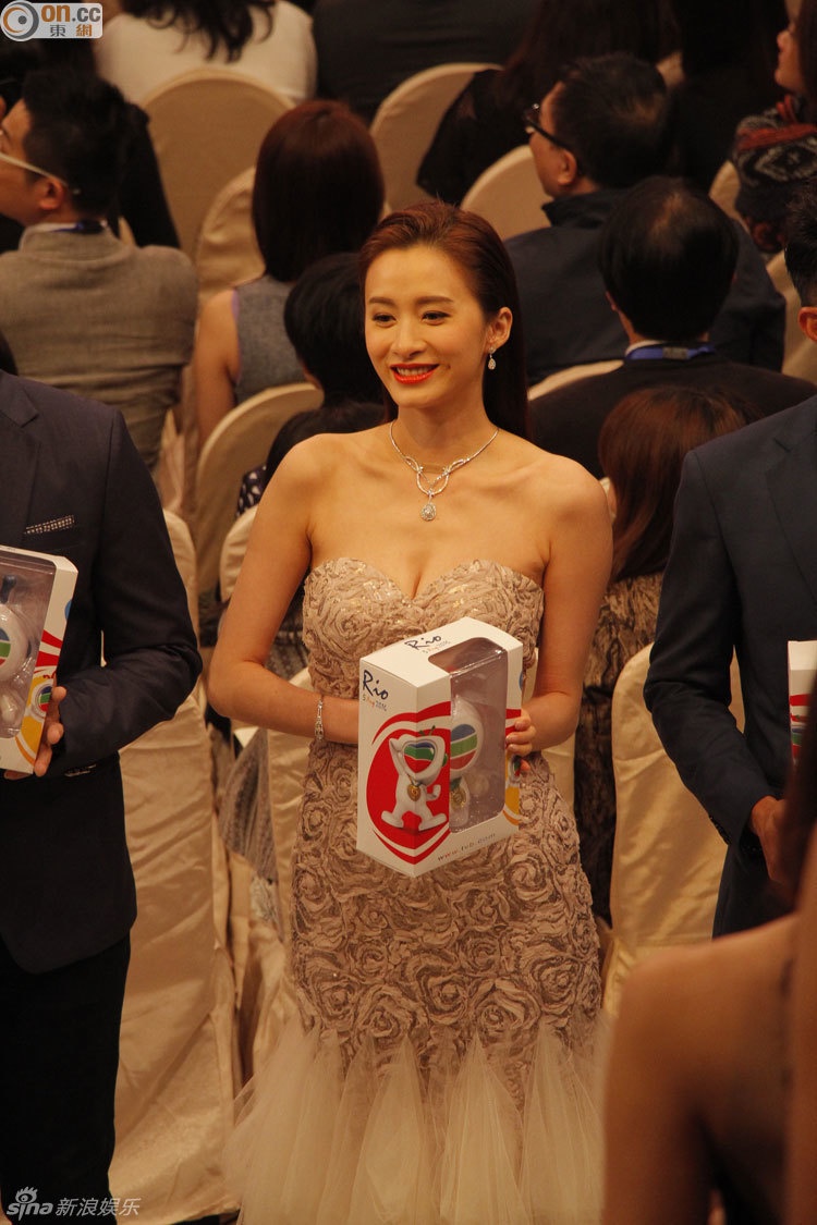 Trầm Trác Doanh cố tình khoe trọn sự quyến rũ.