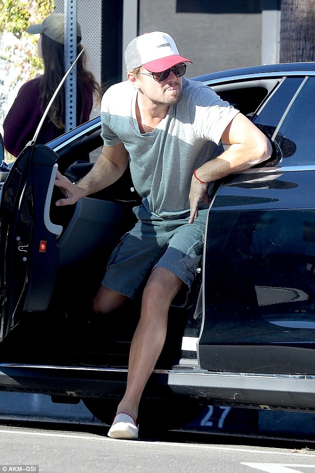 Hôm 10/11, Leonardo DiCaprio lái xe đến nhà hàng Gjelina ở Venice, California để ăn trưa. Đi cùng tài tử là bạn gái Kelly Rohrbach. 