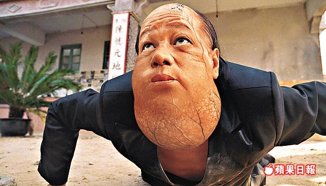 Lương Tiểu Long được coi kà kỹ nhân võ cóc trong phim.