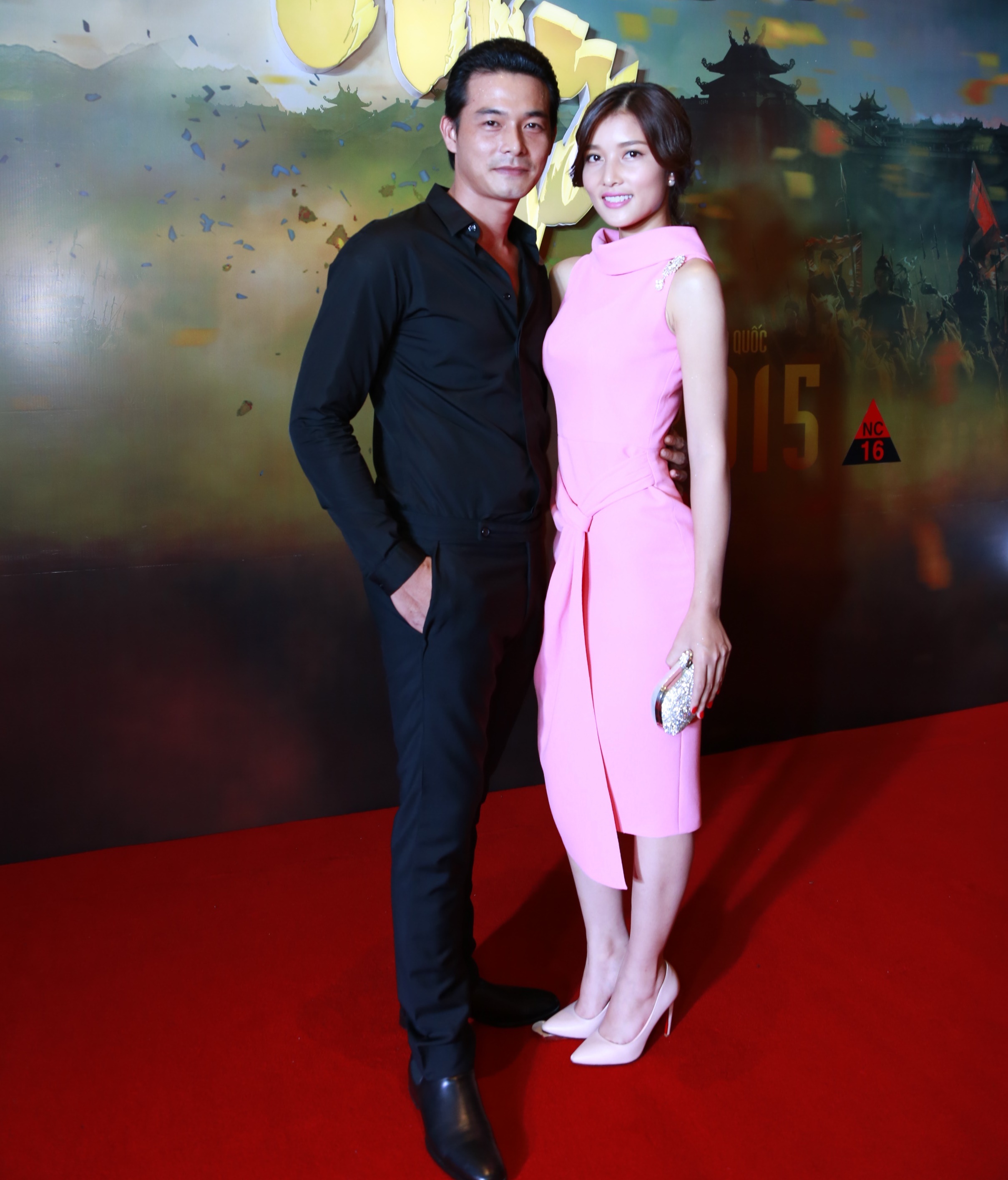 Quách Ngọc Ngoan sánh đôi cùng Triệu Hà đến sự kiện. Hoa hậu các Dân tộc Việt Nam 2011 diện đầm ôm sắc hồng, tôn lên vẻ quyến rũ, gợi cảm trong khi đó nam diễn viên Cuộc chiến hoa hồng lại lịch lãm trong trang phục “cây đen”, nam tính.