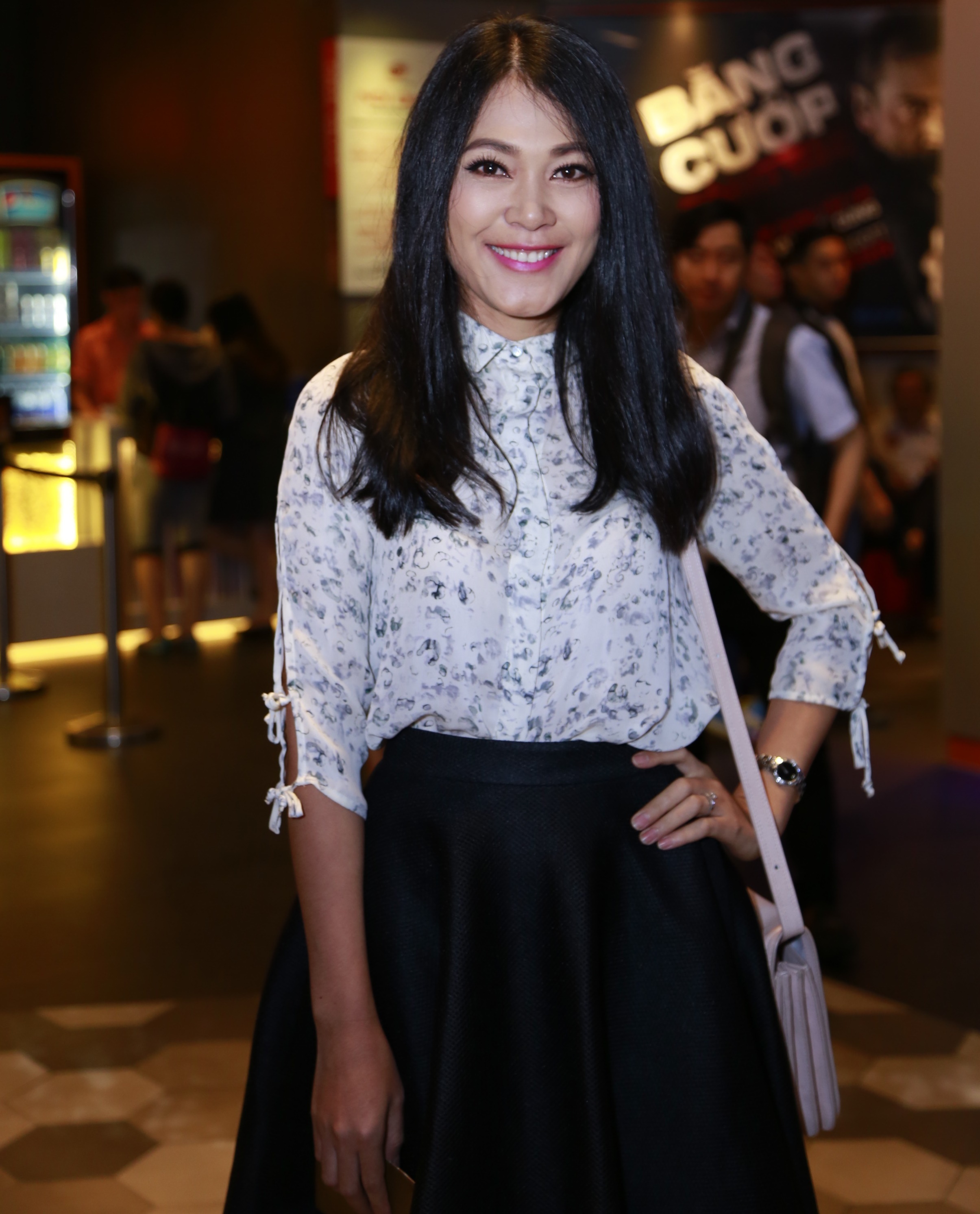 Đinh Y Nhung xuất hiện trẻ trung, tươi tắn đến chúc mừng đoàn phim.