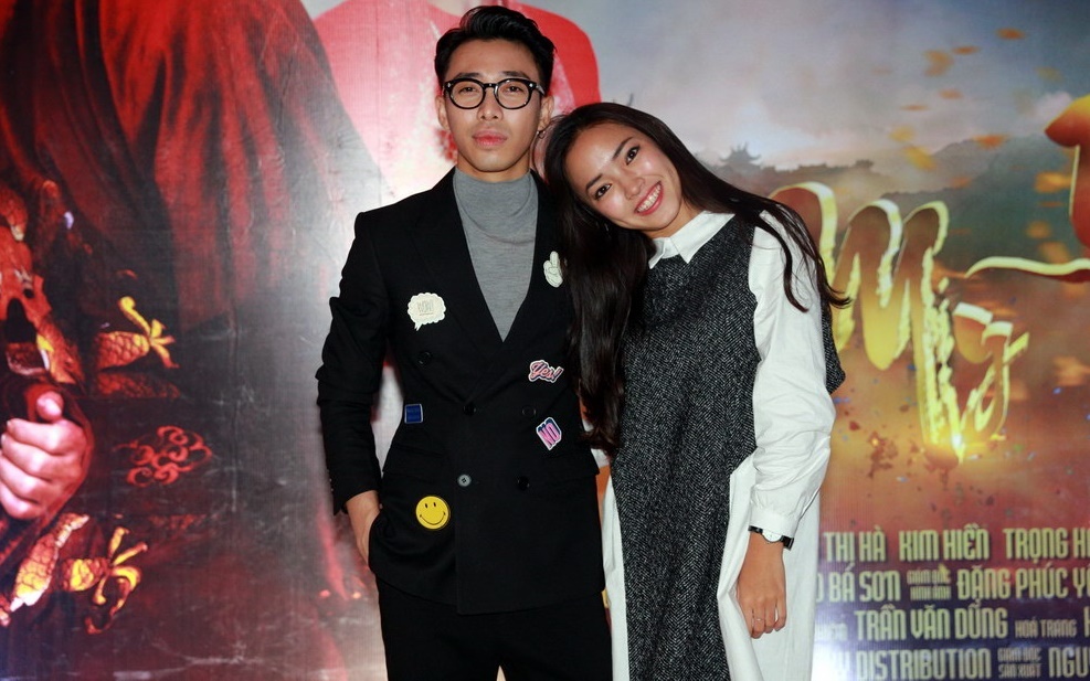 Người mẫu Châu Bùi chụp ảnh kỷ niệm cùng Stylist Hoàng Ku trong buổi ra mắt phim.