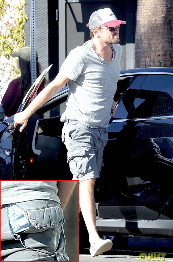 Trong khi bồ trẻ diện trang phục khá chỉn chu thì Leonardo mặc áo phông với quần shorts, cánh paparazzi phát hiện một vết rách khá lớn ngay tại túi hậu, để lộ quần mặc trong. Khác với hình ảnh trau chuốt tại sự kiện, ngoài đời thường, tài tử vừa tròn 41 tuổi thường mặc trang phục xuề xòa, có phần luộm thuộm.