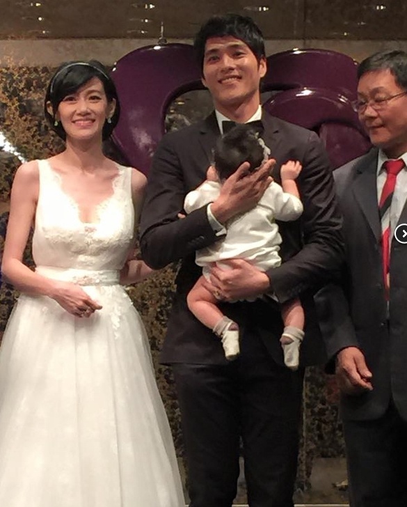 Vợ chồng Lam Chính Long - Chu Ấu Đình lần đầu khoe con gái.