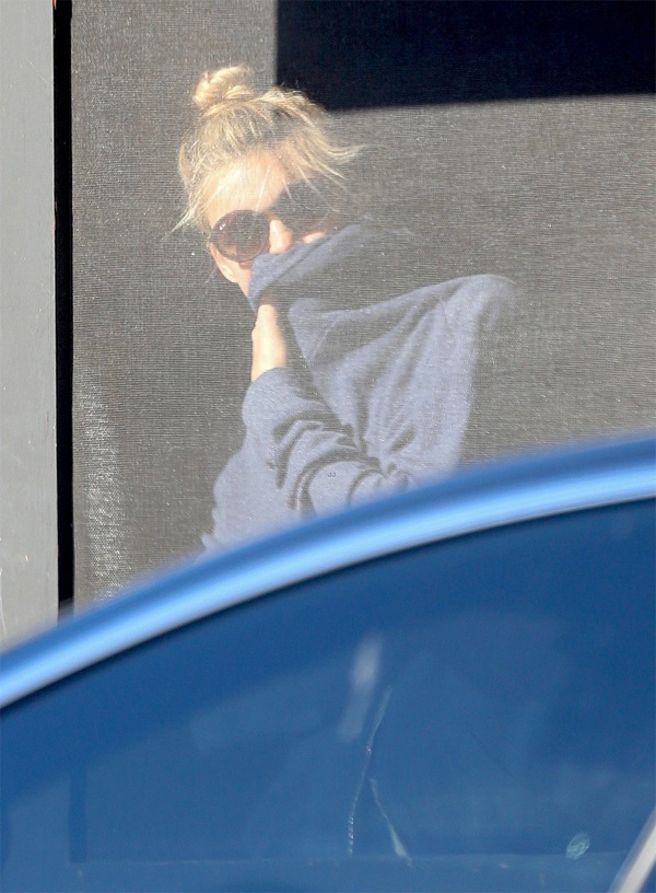 Người mẫu Kelly che chắn khi ra khỏi xe. Leonardo hẹn hò chân dài 24 tuổi từ đầu năm. 