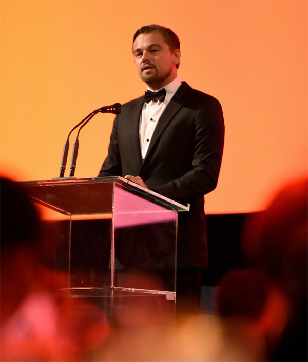 Tại sự kiện LACMA mà Leo được vinh danh tại đây, bồ trẻ cũng đến ủng hộ anh. Mới đây, ngôi sao The Wolf of Wall Street vừa bỏ tiền đầu tư vào một công ty kinh doanh kim cương. Công ty này khẳng định có thể tạo ra những viên kim cương có chất lượng như kim cương tự nhiên. Ngoài Leo, có 10 tỷ phý cũng rót tiền vào công ty này. 