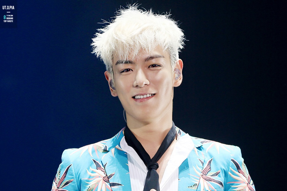 Gương mặt của T.O.P (Big Bang) vốn đã nam tính lại càng thêm sắc lạnh hơn nhờ má lúm sâu khiến hai gò má cao hơn.