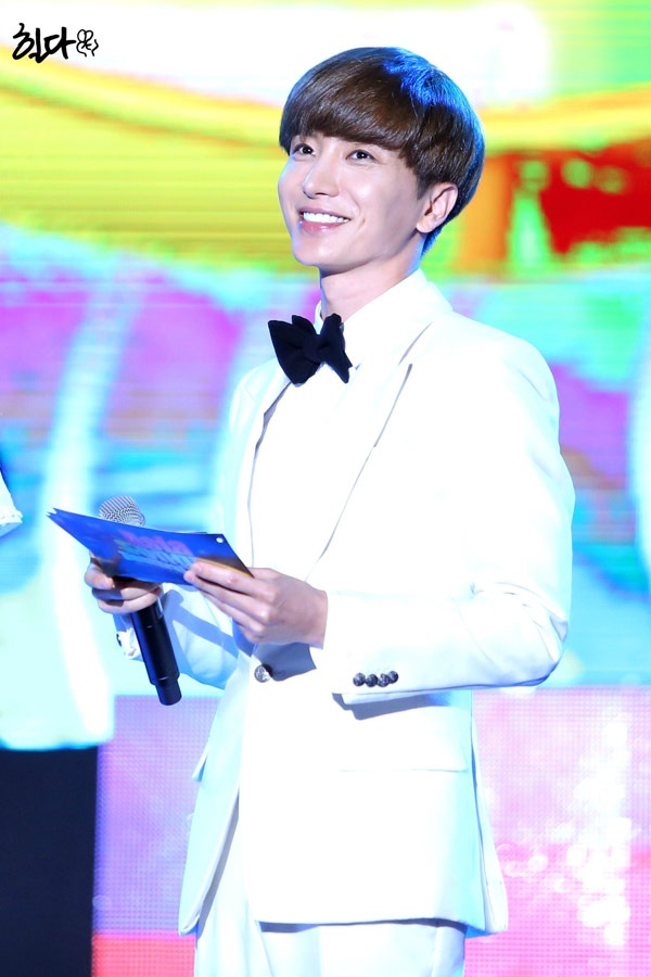 …chàng trưởng nhóm Leeteuk…