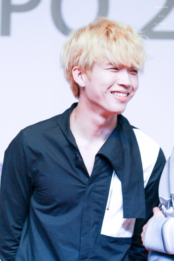 Anh chàng Woohyun tỏa nắng chẳng kém với lúm nhấn một bên.