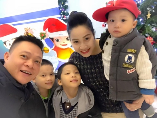 BTV Quang Minh bên bà xã và các con