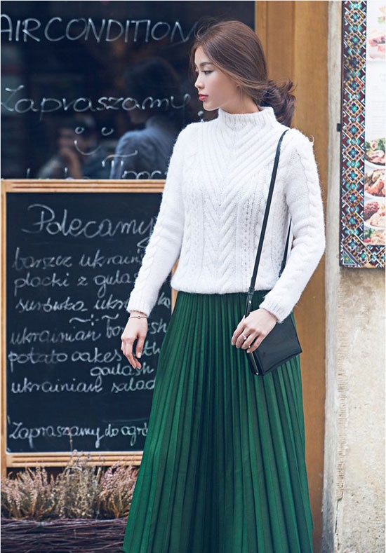 Diễm Trang đặc biệt yêu thích phong cách thời trang vintage và những chiếc váy xếp ly là món đồ không thể thiếu trong tủ đồ của người đẹp. Chân váy xếp ly xanh và áo len dệt kim thời trang của cô luôn phù hợp với tiết trời thu se lạnh.