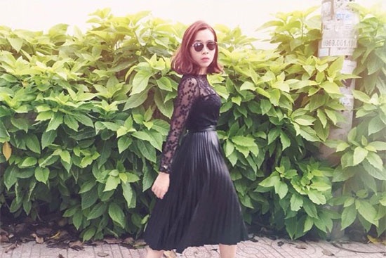  Tuổi 32, Lưu Hương Giang khiến nhiều người ngưỡng mộ về gu thời trang gợi cảm và điệu đà như thiếu nữ. Chân váy xếp ly đen được cô phối khéo léo với áo ren xuyên thấu quyến rũ.