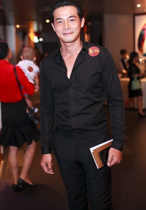 Trong buổi công chiếu, Quách Ngọc Ngoan tính tứ, thân mật chụp ảnh cùng Triệu Thị Hà. Cặp đôi cũng thoải mái cười đùa trước sự chứng kiến của truyền thông và quan khách.  Quách Ngọc Ngoan thừa nhận, Triệu Thị Hà có vẻ đẹp mặn mà, đôi lúc anh đã “tim đập chân run” khi lần đầu nhìn thấy Hoa hậu trên phim trường.