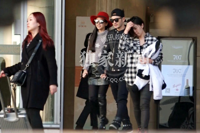 Ngày 12/11, Huỳnh Hiểu Minh và Angelababy xuất hiện tại sân bay Bắc Kinh (Trung Quốc). Hai người di chuyển qua lối cổng VIP. Trước ống kính, cặp vợ chồng nổi tiếng tay trong tay tình cảm.