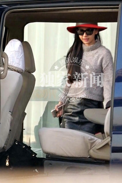 Nữ diễn viên và Huỳnh Hiểu Minh đi chung chuyến bay nhưng không về cùng nhau. Angelababy đi thẳng đến phim trường.