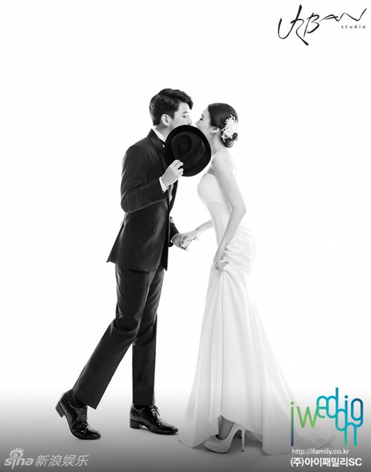 Dongho cưới vợ khi mới 21 tuổi.