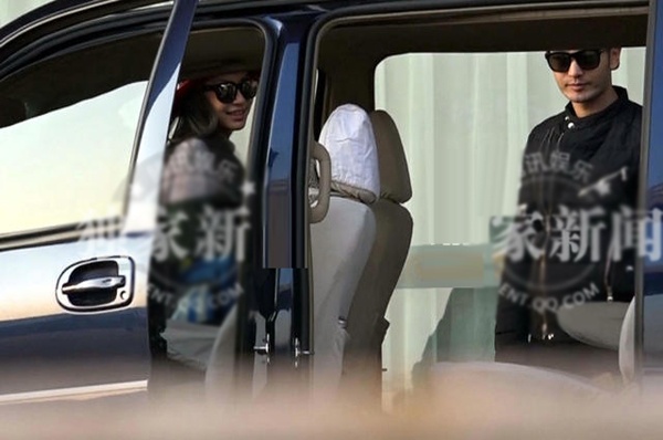 Hai người chia tay bịn rịn tại sân bay.