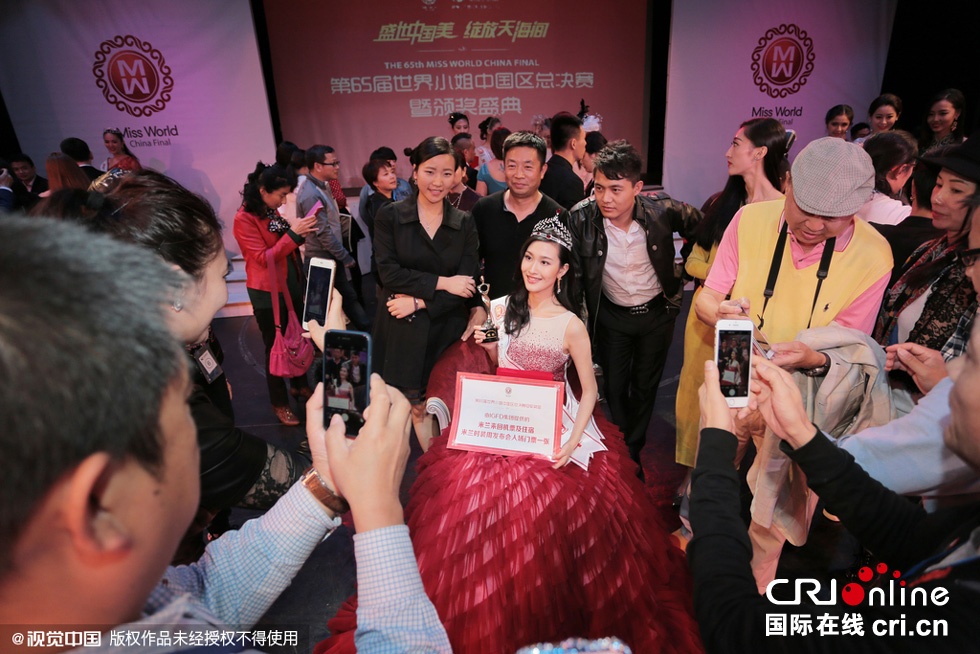 Trong phần họp báo sau đó, tân Hoa hậu được đánh giá cao bởi sự duyên dáng. Cô luôn mỉm cười trong hơn 20 phút trò chuyện. 