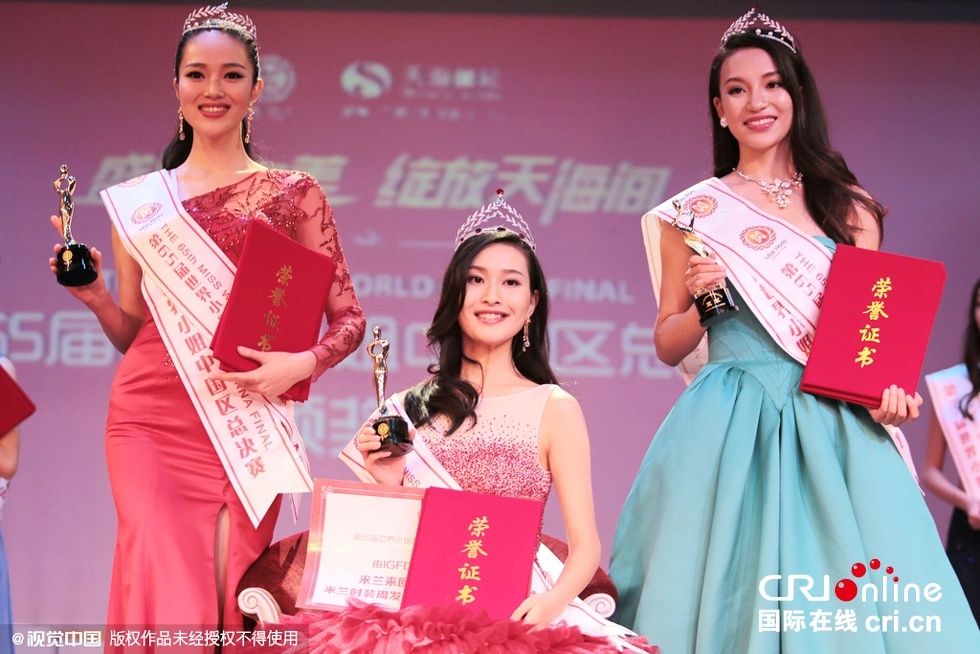 Cô vượt qua nhều ứng viên để giành ngôi Hoa hậu, Á hậu 1 là Hà Lệ (trái) và Á hậu 2 là thí sinh Tào Thanh Thanh. Với kết quả này, Viên Lộ trở thành đại diện Trung Quốc trong cuộc thi Hoa hậu Thế giới 2015 diễn ra vào cuối năm. Người đẹp cao 1m77 được đánh giá là ứng viên nặng ký cho ngôi vị Hoa hậu Thế giới. Trước đó, Trung Quốc với 2 lần đảm nhận vai trò nước chủ nhà vào các năm 2007, 2012 mang lại 2 vương miện trong cuộc thi sắc đẹp uy tín thế giới.