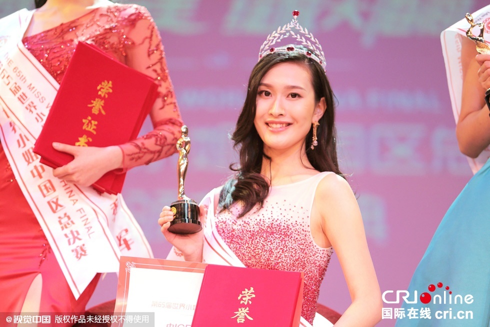 Hãng tin Hoàn cầu đưa tin, tối 12/11, đêm chung kết Hoa hậu Thế giới Trung Quốc 2015 diễn ra tại Thượng Hải. Đêm chung kết xướng tên Viên Lộ - người đẹp 21 tuổi đến từ tỉnh An Huy.