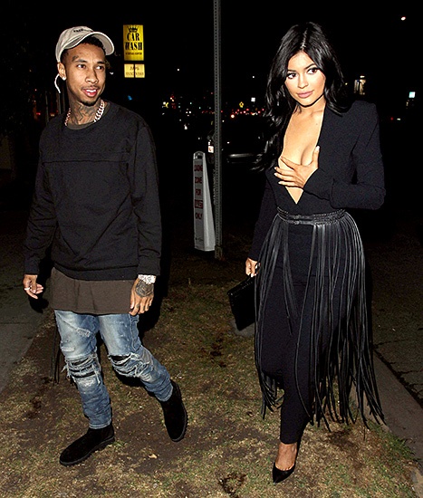 Tối 12/11, người mẫu kiêm ngôi sao truyền hình thực tế Kylie Jenner cùng bạn trai Tyga có buổi hẹn hò lãng mạn tại nhà hàng Nice Guy ở Los Angeles. Đây là địa điểm quen thuộc được gia đình Kardashian – Jenner của Kylie thường lui tới.