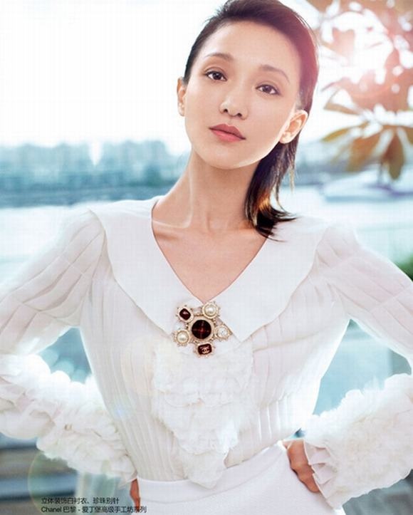 Châu Tấn không thuộc hàng quốc sắc thiên hương, vóc dáng lại khá nhỏ nhắn. Nhưng cô mê hoặc đối phương bởi sự tự tin và duyên dáng. 