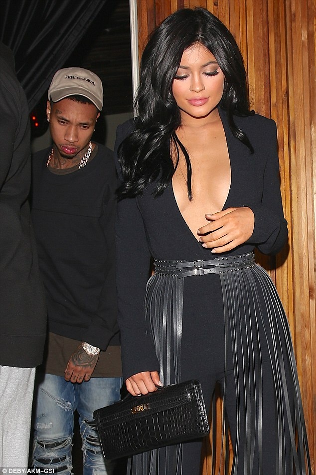 Phần cổ sâu hun hút khiến Kylie suýt bị hở ngực, kiều nữ 18 tuổi phải “dè chừng” khoảng rộng quá đà này.