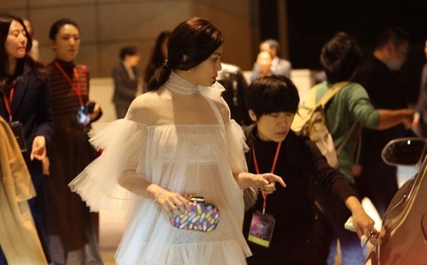 Bộ váy trong sự kiện diễn ra vào đầu tháng 11 khiến Trần Nghiên Hy bị cáo buộc gây chú ý.