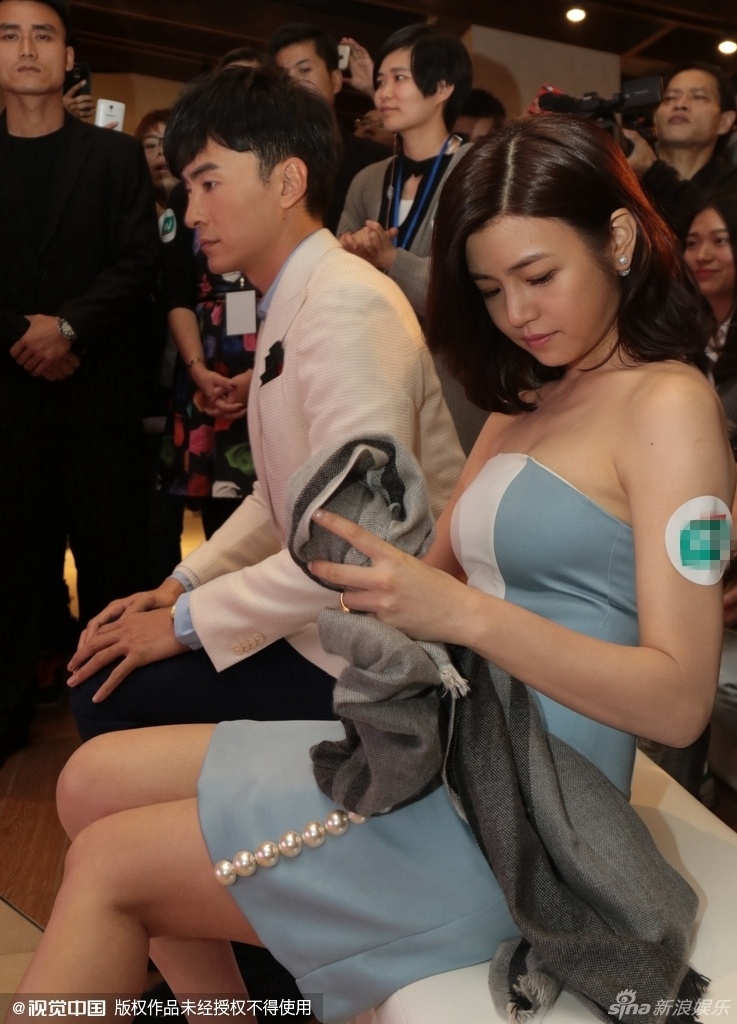 Trần Nghiên Hy cúi đầu kiểm tra váy cẩn thận.