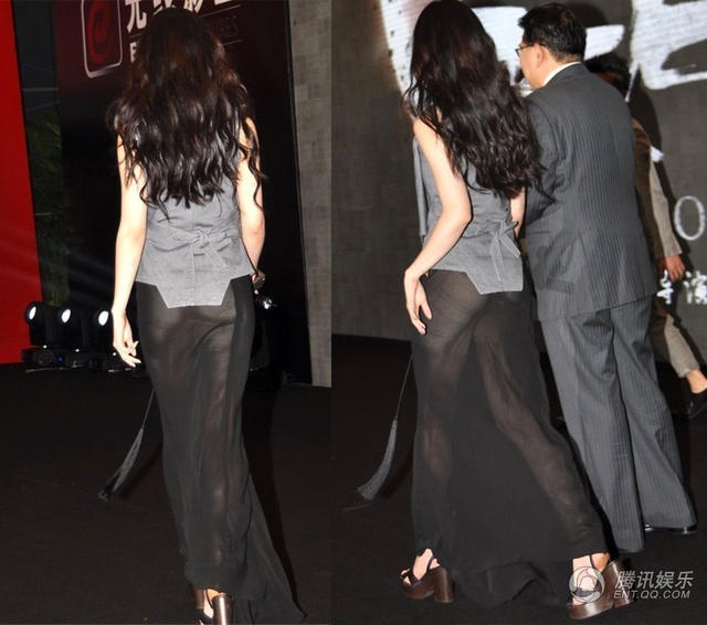 Bộ trang phục lộ cả quần ngắn phía trong.