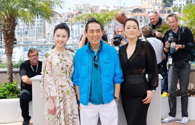 Trương Nghệ Mưu (giữa) từng chứng kiến các diễn viên hút cần sa trước mắt mình.