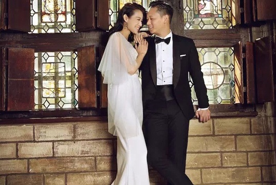 Lee không giàu có như tin đồn đăng tải trước đó. Thậm chí, anh còn sống ở nhà bạn gái vì không có căn hộ riêng.