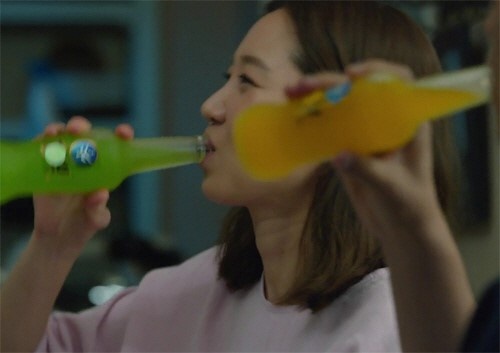 Từ thời trang, thực phẩm, đồ gia dụng, điện tử … liên tiếp được chèn vào các cảnh quay, trong đó bia là món đồ giành nhiều “đất diễn” nhất.