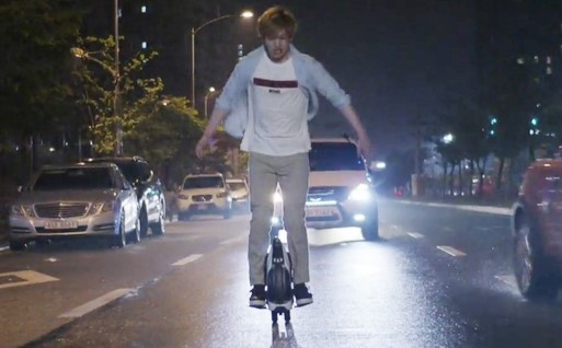 Bộ phim Who Are You : School 2015 không thể thiếu sự quan tâm của các nhãn hàng hướng về khách hàng trẻ. Một trong những cảnh quay “quảng cáo trá hình” là nhân vật do Sung Jae thủ vai tức giận bỏ đi rồi lái xe điện một bánh ra phố. Ống kính cũng dành vài giây để quay cận cảnh bánh xe. 