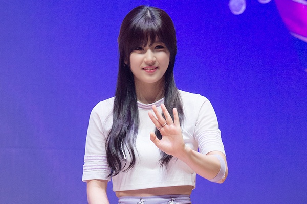 Ca si Han viet tieng Anh sai khi cau nguyen cho Paris hinh anh