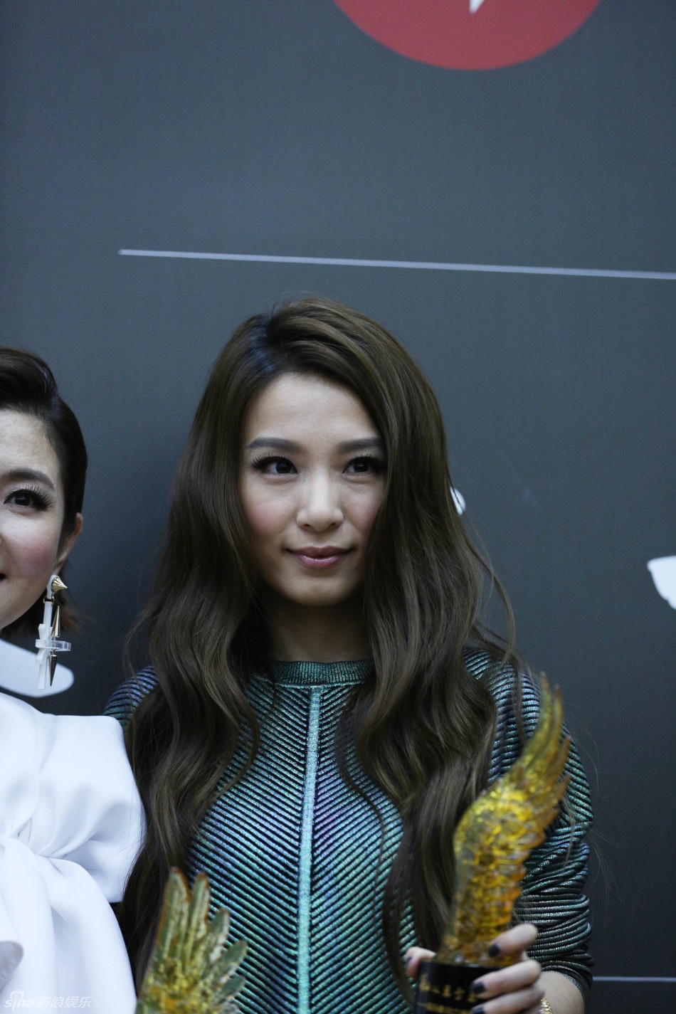 Tối 14/11, sự kiện thảm đỏ trong lễ trao giải Gió từ Đông Phương do đài Đông Phương vệ thị tổ chức đã diễn ra tại Thượng Hải (Trung Quốc). Sự kiện được đánh giá quy mô với nhiều gương mặt nổi tiếng: Huỳnh Hiểu Minh, Tỉnh Bá Nhiên, Vương Lực Hoành, Hồ Ca, Lâm Tâm Như, Phạm Băng Băng…Tuy nhiên, truyền thông cho rằng, nhiều tài tử, giai nhân mờ nhạt về nhan sắc do ảnh không được xử lý photoshop. Trong ảnh, Hebe (S.H.E) lộ vùng da nhăn nheo thấy rõ.