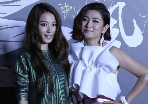 Dan sao Hoa ngu kem sac tren tham do vi anh khong photoshop hinh anh