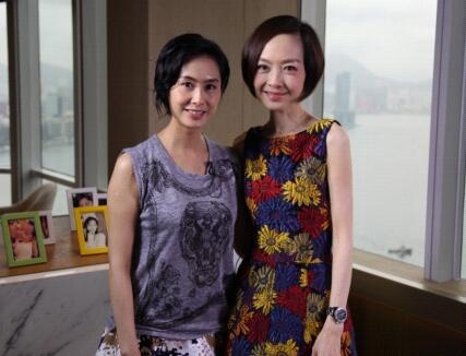 Chu Ân chụp ảnh cùng MC Lỗ Dự trong buổi phỏng vấn.