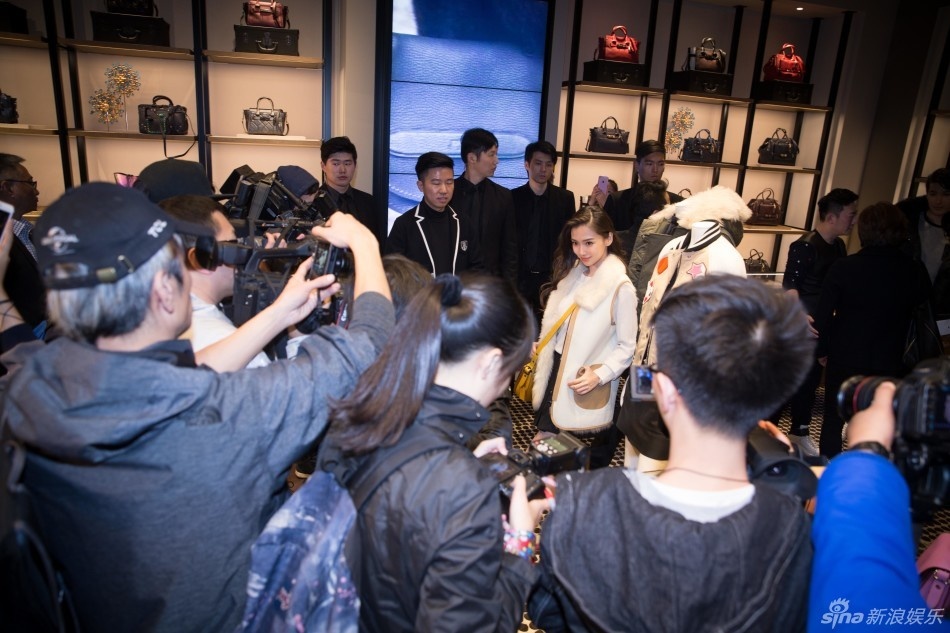 Truyền thông cho biết, Angelababy đắt show hơn sau đám cưới. Mỗi sự kiện cô góp mặt đều được báo chí quan tâm.