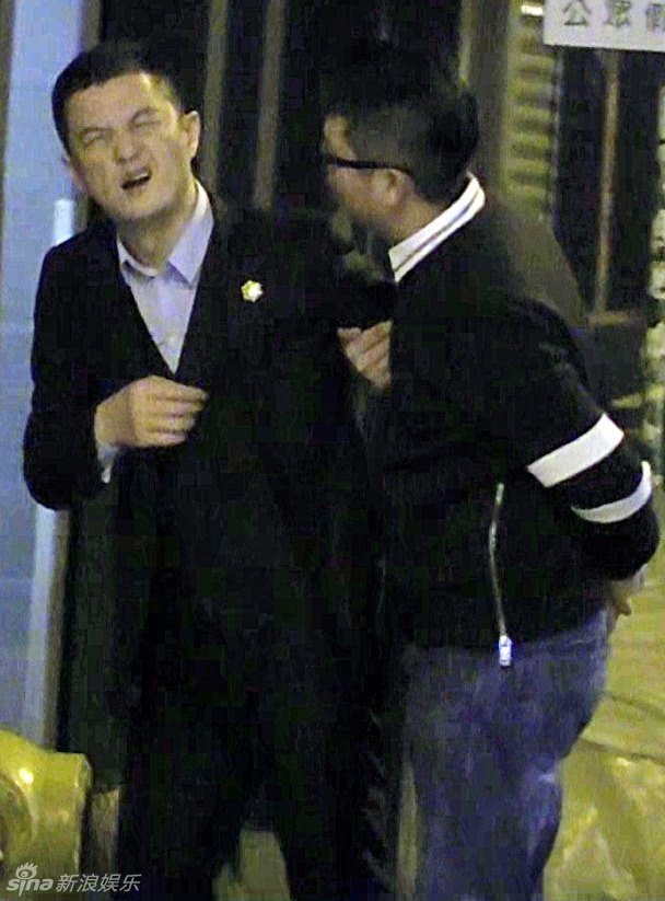 Lý Á Bằng (trái) say xỉn và di chuyển không vững.