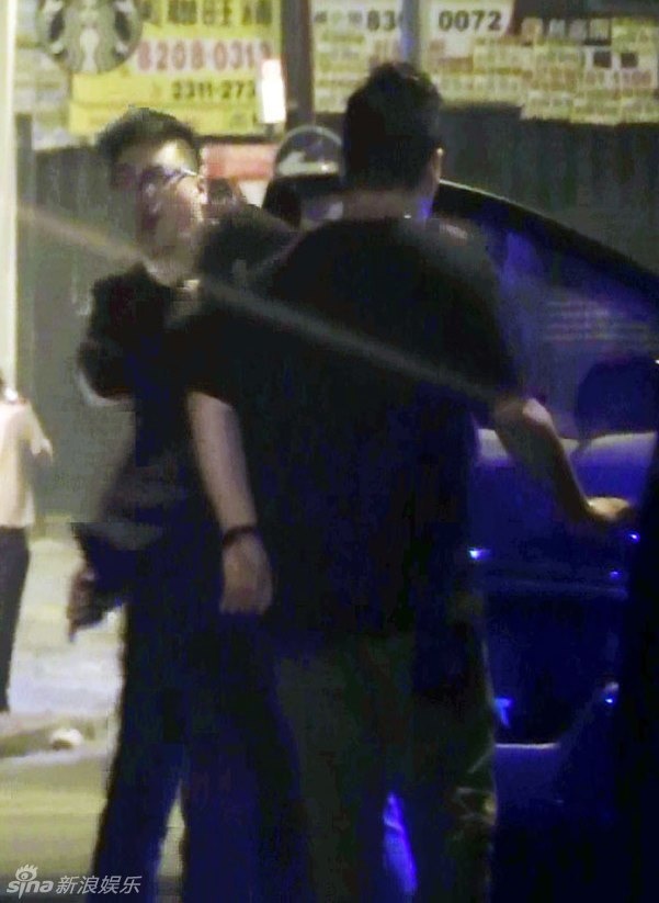 Lý Á Bằng đánh bạn giữa phố.