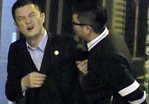 Ly A Bang say xin au da ban than giua pho hinh anh