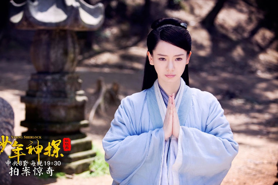 Vào vai Lý Uyển Thanh trong bộ phim truyền hình Thiếu niên thần thám Địch Nhân Kiệt, Thích Vy có tạo hình bắt mắt với sắc xanh.