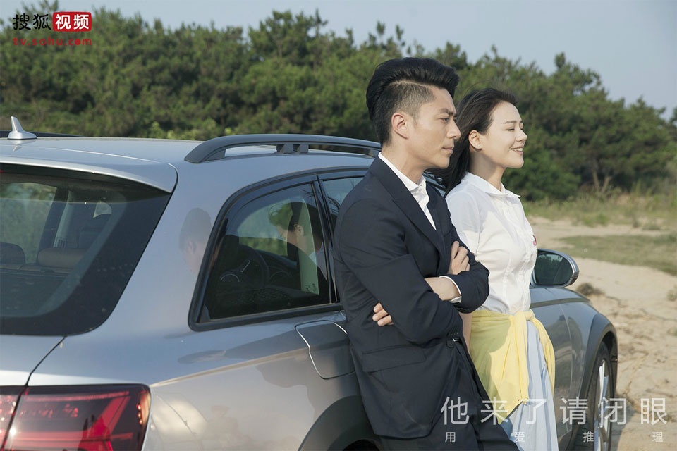 Mã Tư Thuần sinh năm 1988, là người dân tộc Hồi, quê ở tỉnh An Huy, Trung Quốc. Cô vốn theo học Đại học Truyền thông Trung Quốc, nhưng với ngoại hình xinh đẹp thuần khiết, cô nhanh chóng bén duyên nghệ thuật.