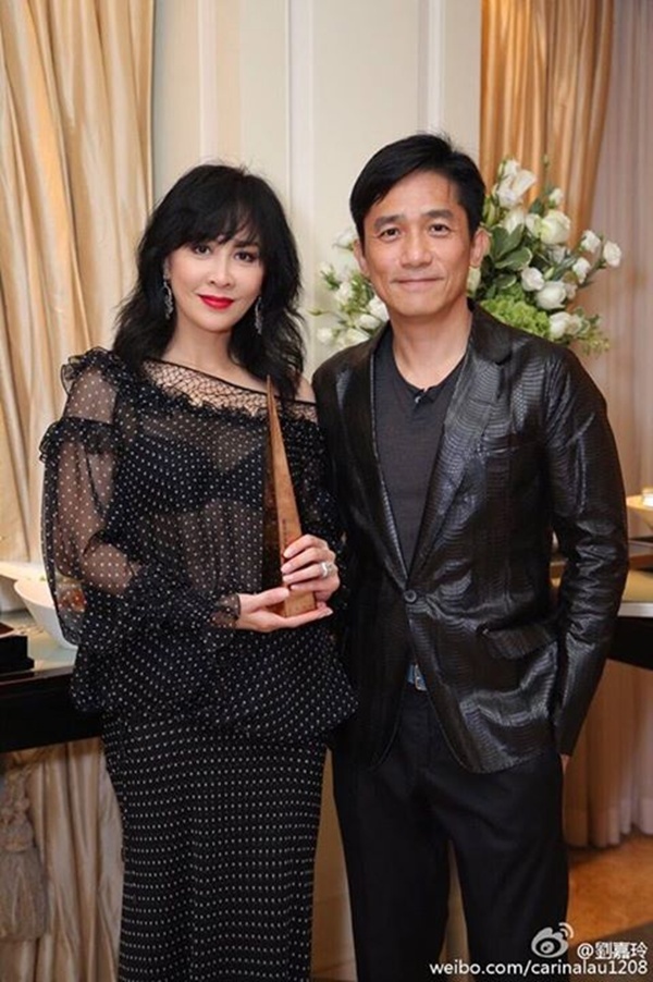 Lương Triều Vỹ và Lưu Gia Linh là một trong những cặp đôi nổi tiếng nhất của làng giải trí Hoa ngữ, chuyện tình cảm của họ đã kéo dài hơn 20 năm và gặp không ít sóng gió, tuy nhiên sóng gió càng lớn bao nhiêu thì tình cảm càng bền chặt bấy nhiêu. Đỉnh điểm là vào năm 1990 khi Lưu Gia Linh bị xã hội đen bắt cóc và làm nhục, Lương Triều Vỹ đã bỏ cả công việc đóng phim lúc đó để ở bên Lưu Gia Linh. Cặp đôi vàng đã tổ chức hôn lễ vô cùng hoành tráng vào năm 2008 dưới sự chúc phúc của nhiều người. Cho đến nay, dù hơn 20 năm đã trôi qua, Lương Triều Vỹ vẫn tâm sự rằng tình yêu của hai người vẫn mặn nồng như thuở ban đầu, thậm chí bữa tiệc sinh nhật Lưu Gia Linh cũng được Lương Triều Vỹ tự tay tổ chức giành tặng vợ.