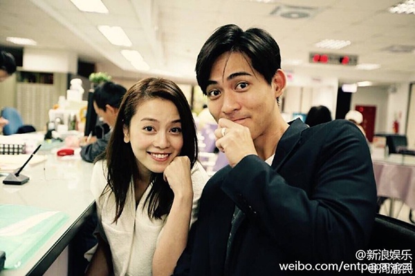 Châu Du Dân hạnh phúc khoe nhẫn kết hôn cùng vợ