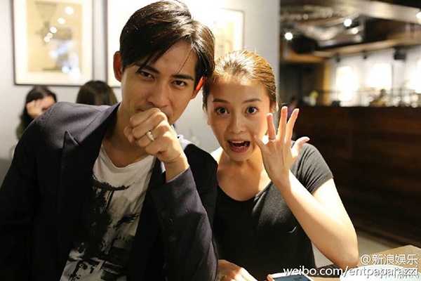 Là một trong những nam thần nổi tiếng nhất giới giải trí xứ Đài, chính vì vậy chuyện tình cảm của Châu Du Dân cũng được săn lùng ráo riết. Được cho là người đào hoa khi đã trải qua nhiều mối tình cũng các nữ diễn viên nổi tiếng như Từ Hy Viên, Lý Băng Băng,...nhưng đến cuối người Châu Du Dân chọn lựa để kết hôn là cô nàng Dụ Hồng Uyên, người con gái đã sát cánh cùng anh 7 năm trời. Vừa qua, Châu Du Dân đã thông báo trên mạng xã hội cá nhân về việc đã kết hôn, đồng thời hy vọng mọi người sẽ ủng hộ anh cũng như bà xã trong tương lai.