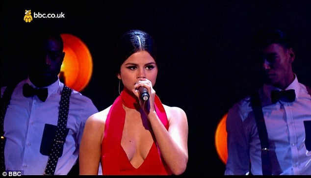 Trên mạng xã hội và tờ Daily Mail, khán giả để lại những ý kiến hầu hết chán nản với tiếng hát của nữ ca sĩ trẻ. Xuất phát từ vai trò diễn viên lấn sân ca hát, Selena bị chê hát dở ngay từ album đầu tiên phát hành năm 2013. 