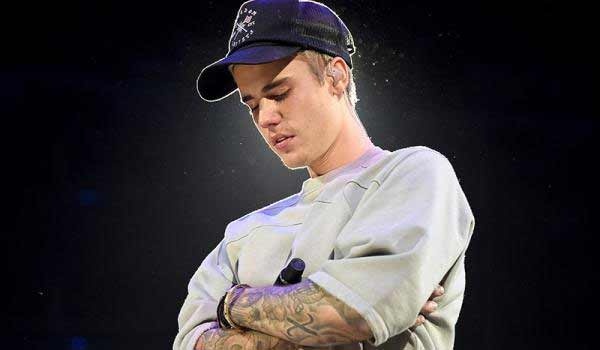 Nam ca sĩ trong lúc cầu nguyện cho những nạn nhân ở Paris hôm 13/11.